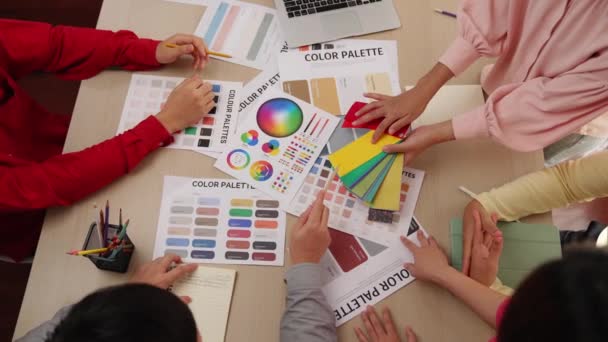 Крупный План Замедленной Съемки Столе Двух Дизайнеров Выбирает Цвет Графического — стоковое видео