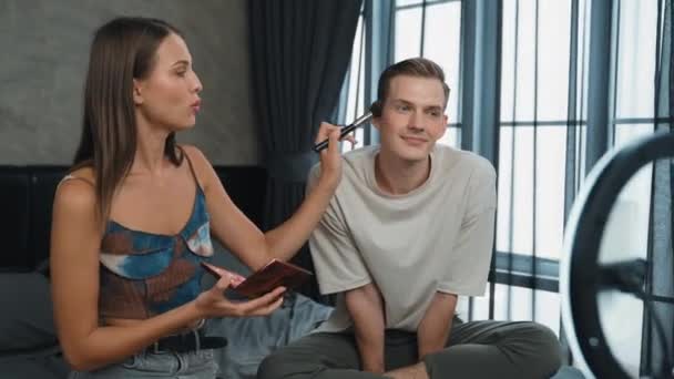Jonge Vrouw Die Schoonheid Cosmetische Tutorial Video Inhoud Voor Sociale — Stockvideo