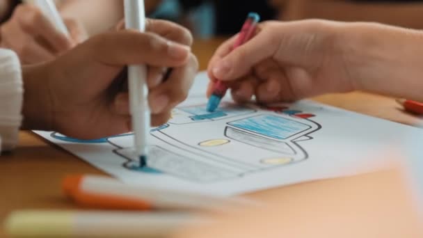 由不同的学生和教师组成的团体可以书写或画出图画 导师和多文化儿童与彩色铅笔 标记和蜡笔一起活动 创意工作坊 Erudition — 图库视频影像