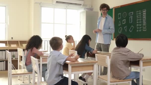 Képzett Tanár Sétál Osztályteremben Miközben Tanulói Leckét Néz Professzionális Oktató — Stock videók