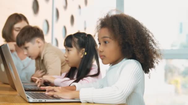 Okos Tanár Ellenőrizze Diákok Válaszát Miközben Tanuló Laptopot Használ Házi — Stock videók