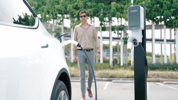 사람은 차량에 가능한 도시에 이용된 재충전용 에너지로 상점가 주차장에 충전소에서 — 비디오