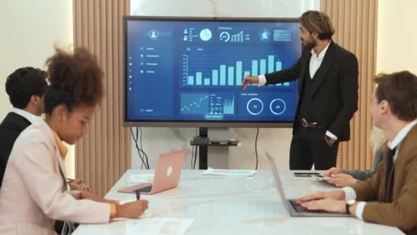 Apresentação Escritório Sala Reuniões Ornamento Com Equipe Analista Utilizar Fintech — Vídeo de Stock