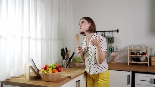 Mãe Caucasiana Energética Cantando Segurando Concha Cozinha Moderna Enquanto Cozinha — Vídeo de Stock