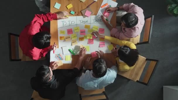 Renkli Yapışkan Notlarda Pazarlama Planlama Stratejisi Yazarken Insanların Yazma Çalışma — Stok video