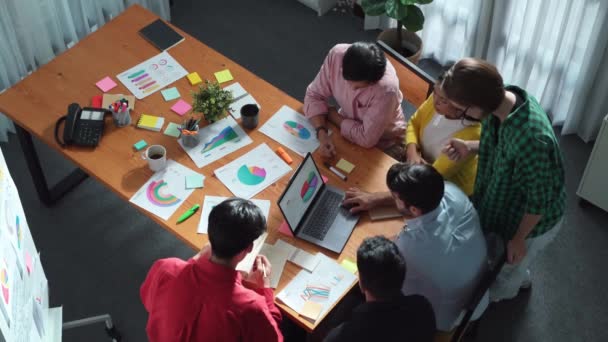 Gruppe Qualifizierter Geschäftsleute Die Zusammenarbeiten Graphen Analysieren Während Der Projektmanager — Stockvideo