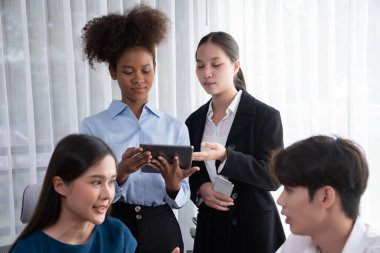 Mutlu iş adamları birlikte çalışır, şirket ofisinde tartışırlar. Profesyonel ve çeşitlilik takım çalışması iş planını bilgisayarda tartışır. Modern çok kültürlü ofis çalışanı. Uyum