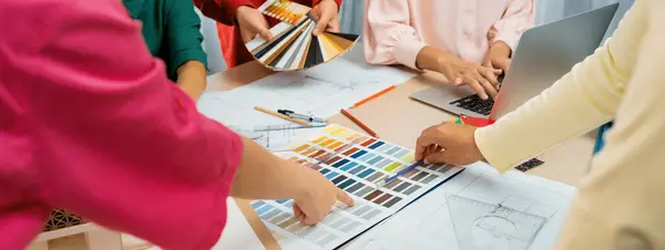 Equipo Diseñadores Profesionales Hace Una Lluvia Ideas Sobre Los Colores — Foto de Stock