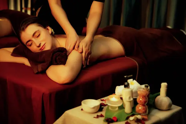 Client Coppia Caucasica Godendo Rilassante Massaggio Spa Stress Coccole Con — Foto Stock