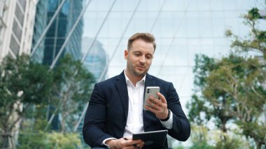 Yatırımcılarla pazarlama stratejisi hakkında konuşurken parkta oturan işadamlarının ön görüşü. Kafkas yönetici müdürü artan satışlar ya da Eko City 'de başarılı bir proje arıyor. Yaşam tarzı. Urbane