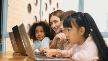 Sınıfta dizüstü bilgisayar kullanan zeki bir öğretmen. Profesyonel eğitmen, programlama mühendisliği kodunu açıkladı ya da eğitim ve öğrenim programı sırasında hızlı davrandı. Etkinlik.