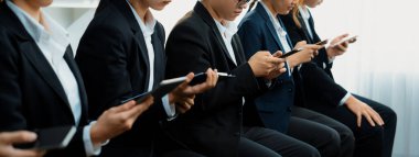 Röportaj için resmi takım elbiseli bir grup aday koltukta oturuyorlar. İK ajansı ve konsept boşalması için iş fırsatı. Kurnaz.