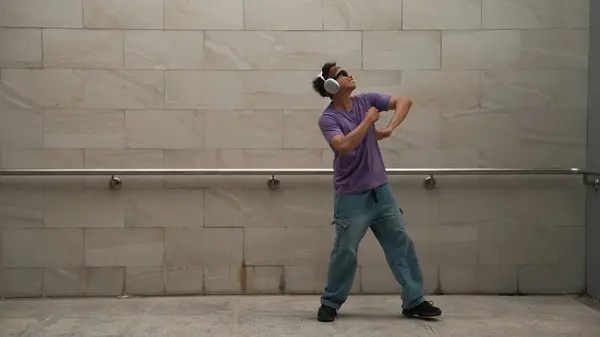 Hipster Hareket Halindeyken Müzik Dinlemesi Dans Odasında Müzikle Dans Etmesi — Stok fotoğraf