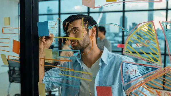 Professionelle Geschäftsleute Verwenden Klebrige Zettel Glaswänden Mit Grafiken Ideen Erörtern — Stockfoto