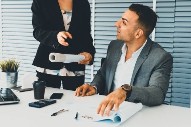 İş adamı yöneticisi, modern işyerinde çalışan iş kadınlarıyla görüşürken işleri kontrol ediyor. Kurumsal iş adamları konsepti. uds