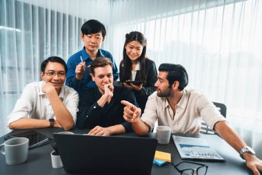 Bir grup farklı ofis çalışanı şirket ofis odasında stratejik iş pazarlama planlamasında birlikte çalışıyor. İş yeri konseptinde pozitif takım çalışması. Tedbirli