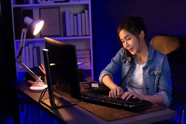 Ung Vacker Asiatisk Kreativ Kvinna Ringer Telefon Skrivbord Till Kund — Stockfoto