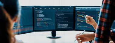 Genç profesyonel web sitesi geliştiricisi ve kooperatif bilgisayar mühendisi ekip modern toplantı odasında program yazma ve kodlama fikri üzerinde kafa yoruyor ve paylaşıyorlar. Takım çalışması konsepti. - Yakın çekim. Filizlenen.