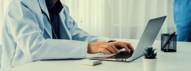 Hastane masasında birlikte çalışan ve tıbbi tedavi planlayan profesyonel tıbbi ekip. Takım çalışması başarılı hastalıklara ve hastalıklara yol açar. Panorama Katı