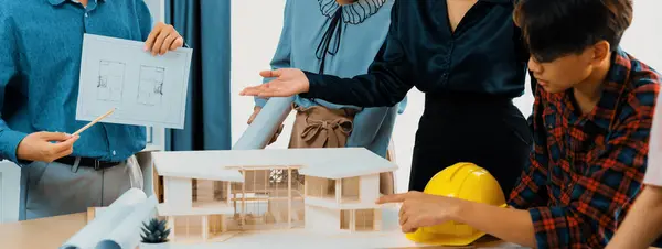 Wykwalifikowany Zespół Architektów Przedstawia Strukturę Domu Kierownikowi Projektu Podczas Gdy — Zdjęcie stockowe