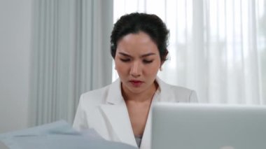 Borç ve ekonomik zorluklardan bunalmış, stresli bir iş kadını telefona sarılıp banka ya da üniversitelerle sözleşme imzaladı. İflas riskiyle birlikte gecikmiş fatura bildirimi. Canlılık