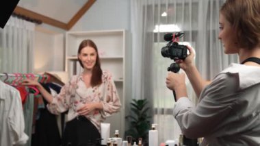 İki kadın nüfuzlu kişi canlı yayın yapan video klip eleştirisi kıyafetlerini sosyal medyada ya da blogda yayınlıyor. Stüdyo ışıklandırmalı mutlu genç kız çevrimiçi pazarlama oturumu yayını için..