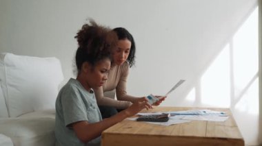 Stresli Afrikalı Amerikalı kadınların kredi kartı borçlarıyla ilgili mali sorunları var. Kötü kişisel para ve ipotek yönetimi krizi kavramını çok önemli ölçüde karşılıyorlar..