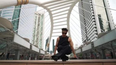 Profesyonel sokak dansçısı B-boy dansının alçak açılı kamerası. Genç ve çekici hippi hip-hop müziğine taşınırken şehir merkezinde break dans gösterisi yapıyor. Açık hava sporu 2024. Yumuşak bir şekilde..