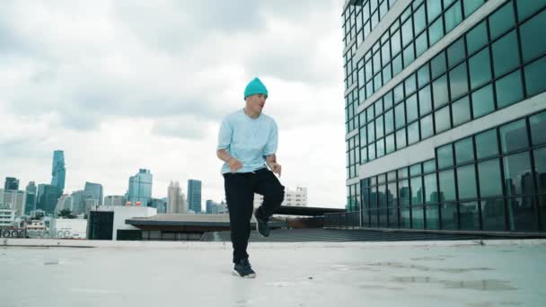 Stílusos Kaukázusi Táncos Férfi Aki Break Táncot Jár Felhőkarcolóban Portré — Stock videók