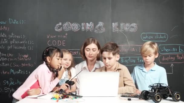 Smart Lärare Och Olika Student Tittar Bärbar Dator Bordet Med — Stockvideo