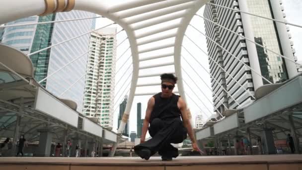 专业街头舞者的低角度相机练习男孩舞 年轻迷人的嬉皮士转向嘻哈音乐 而在城市表演霹雳舞 2024年户外运动 神气活现 — 图库视频影像