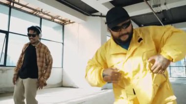 Çok kültürlü dansçılar sokak dansı yapıyor ve hip-hop müziğine geçiyorlar. Profesyonel hipster grubu gökyüzü kavgacı görünümlü bir binada serbest stil müzik eşliğinde dans ediyor. Açık hava sporu 2024 hiphop..
