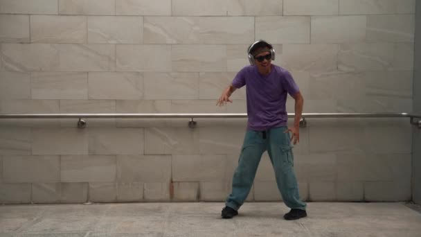 Guapo Hipster Escuchar Música Mientras Mueve Bailar Música Sala Baile — Vídeos de Stock