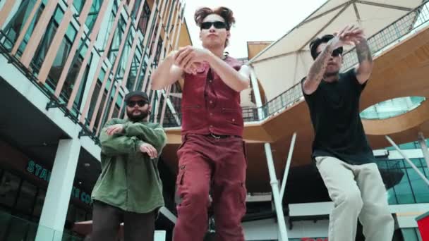 Asiatisk Hip Hop Dansargrupp Tränar Fotsteg Med Dansteam Attraktiv Hipster — Stockvideo