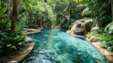 Yoğun tropikal yeşilliğin ortasındaki lüks spa merkezinin bulanık arka planı. Saygıdeğer.