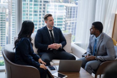 Yatırım hakkında konuşan çeşitli yönetici yatırımcılar grubu. İş planı, istatistik ve pazarlama stratejilerini tartışan profesyonel iş ekibi. Süslü.