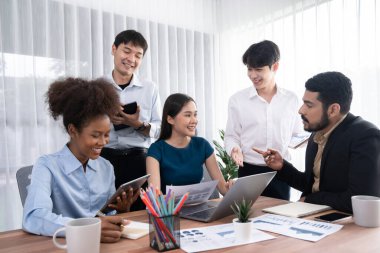 Çok ırklı analist ekibi toplantı masasındaki mali raporu analiz etmek için BI gösterge tablosunu kullanıyor. Çeşitli iş adamlarından oluşan bir grup, FIntech 'in veri analizini başarılı iş pazarlaması için kullanır. Uyum