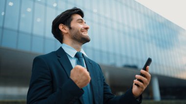 Başarılı bir iş adamı ayakta durarak satışların artmasını kutluyor. Mutlu proje yöneticisi ya da lider başarılı bir projeyle gurur duyuyor, terfi alıyor, telefon tutarken iş buluyor. Sevinçli..