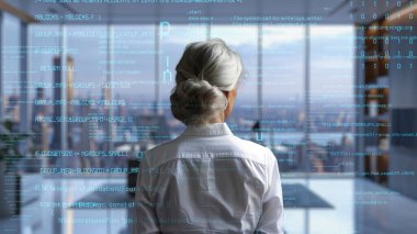 Üst düzey kadın programcı yapay zeka güdümlü pazarlama çözümleri için LISP Açık Robot Hologramı aracılığıyla yazılım analiz ediliyor.