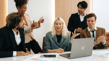 Çeşitli ofis çalışanları ve çalışanlarından oluşan bir grup, stratejik iş pazarlama planlamasında mutlu bir işbirliği içinde. Takım çalışması ve olumlu tutum süslü ofislerde üretken ve destekleyici olur.