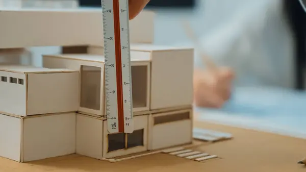 Крупный План Профессионального Инженера Помощью Линейки Измеряет Модель Дома Столе — стоковое фото