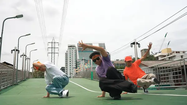 Grupo Bailarines Break Dance Profesionales Juntos Moviéndose Música Hip Hop — Foto de Stock