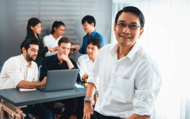 Ofiste çalışan iş arkadaşı ve iş adamlarının geçmişine sahip özgüven ve mutlu gülümseyen iş adamı portresi. Ofis çalışanı takım çalışması ve pozitif iş yeri konsepti. Tedbirli