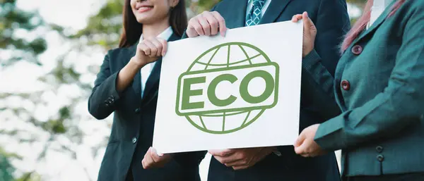 Grupo Empresários Estão Unidos Segurando Ideia Eco Friendly Conceito Para — Fotografia de Stock