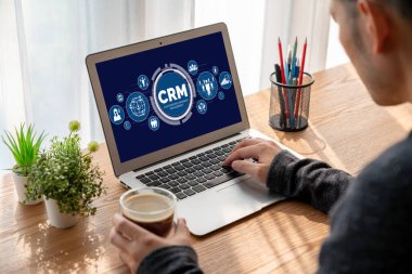 CRM işletme ve işletme için modern bilgisayarda müşteri ilişkileri yönetim sistemi