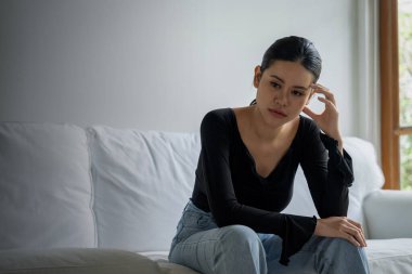 Depresyondaki zihinsel sağlık sorunu olan genç Asyalı kadın aşırı düşünme yorgunluğu, yıkıcı düşünce, asosyal, kaygı ve diğer akıl sağlığı bozukluklarından en yüksek tedaviye ihtiyaç duyuyor. .