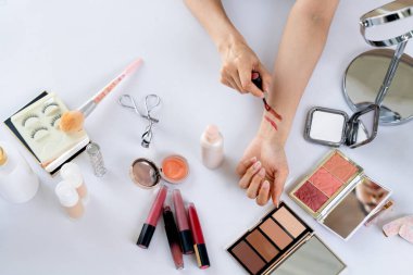 Güzellik blogcusunun ya da nüfuzlu kişinin üst görünümü çevrimiçi canlı yayın platformunda sosyal medya pazarlamasını ya da öğretim elemanlarını görüntüler.