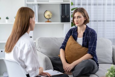 Mutlu hasta ve psikolog klinikte olumlu duygularla zihinsel sağlık sohbeti yaparken aynı zamanda en başarılı iş ve hayatı merkez ofisteki psikologlara anlatıyor. .
