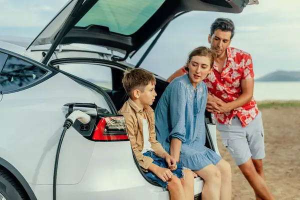 Viaggio Famiglia Sulla Spiaggia Con Auto Elettrica Bella Famiglia Seduta — Foto Stock