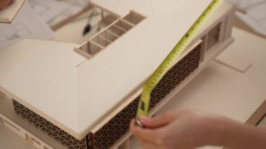 Mimari ekipman incelemesi kullanarak yavaş çekim ev tasarımcısı ve müşteri veya müşteriyle birlikte mimari ev modeli tasarım örneklerini ölçer. Filizlenen